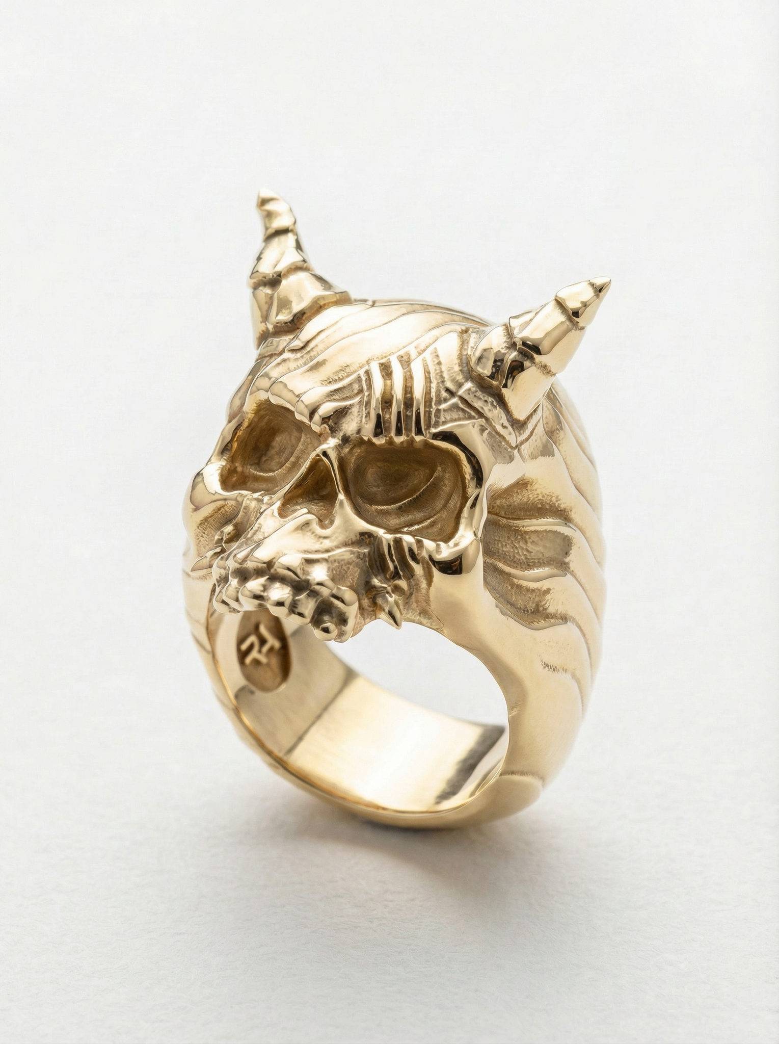Anillo calavera demonio plata chapada en oro para hombre Roberto Axpe