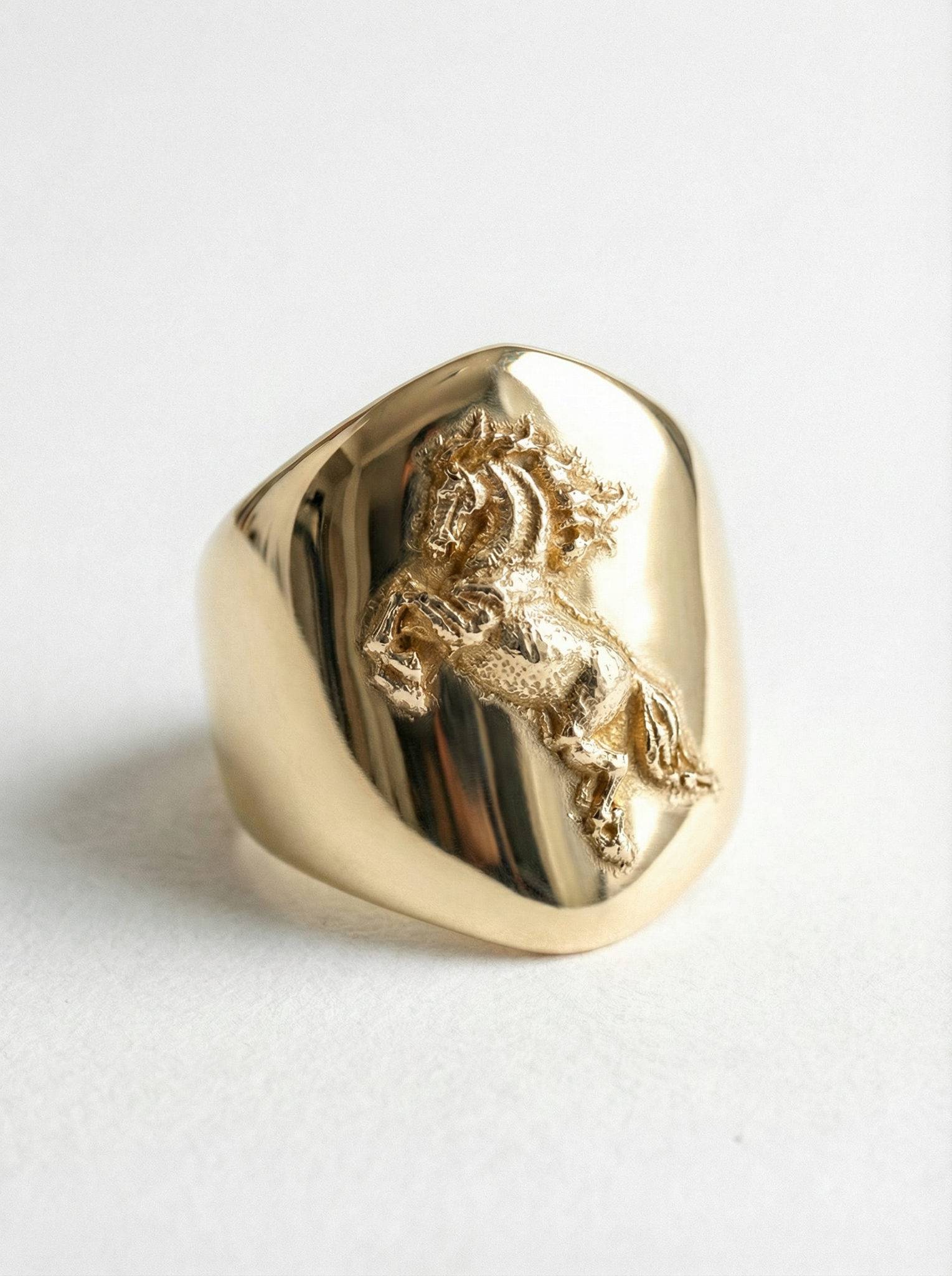 Anillo caballo salvaje de plata chapada oro para hombre Roberto Axpe