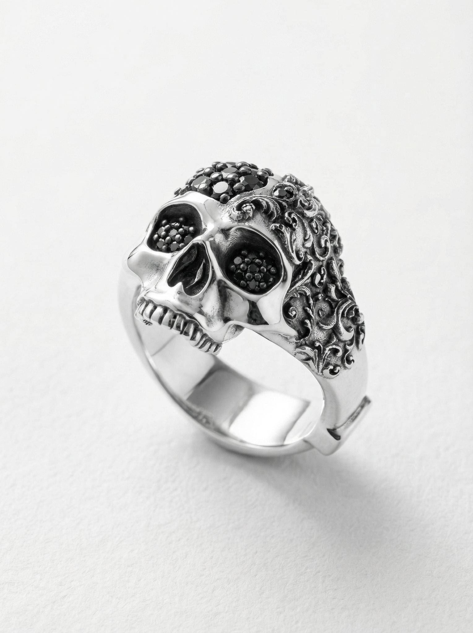 Anillo calavera filigrana barroca plata 925 y diamantes negros para hombre Roberto Axpe