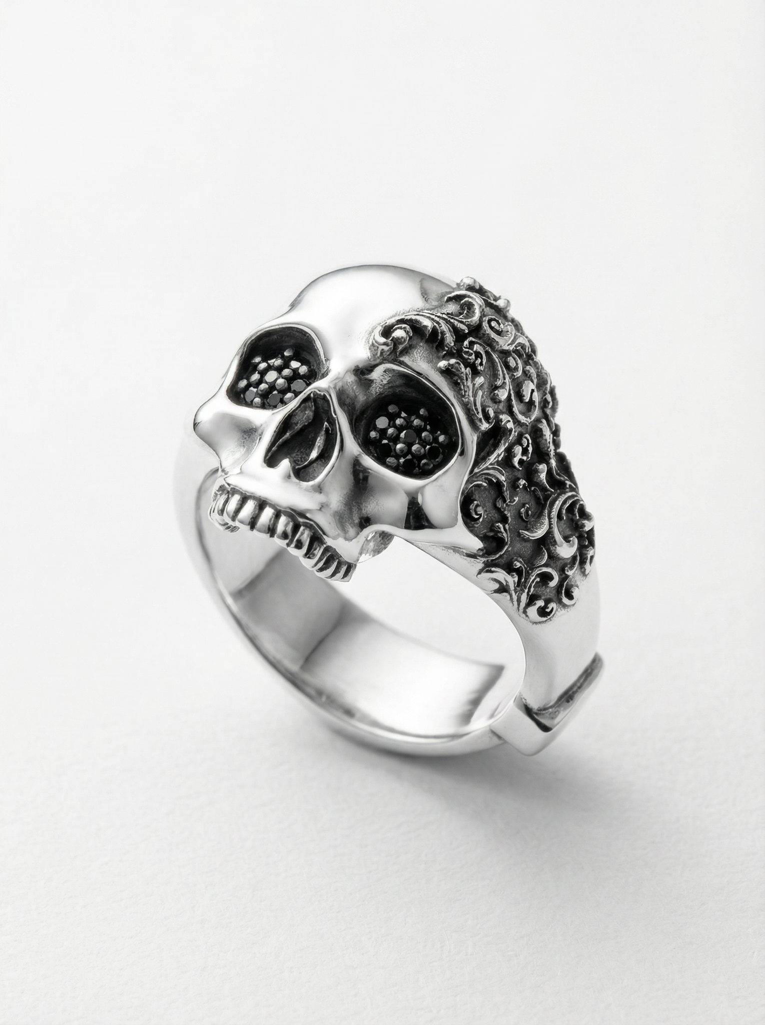 Anillo calavera filigrana barroca plata 925 y diamantes negros ojos para hombre Roberto Axpe