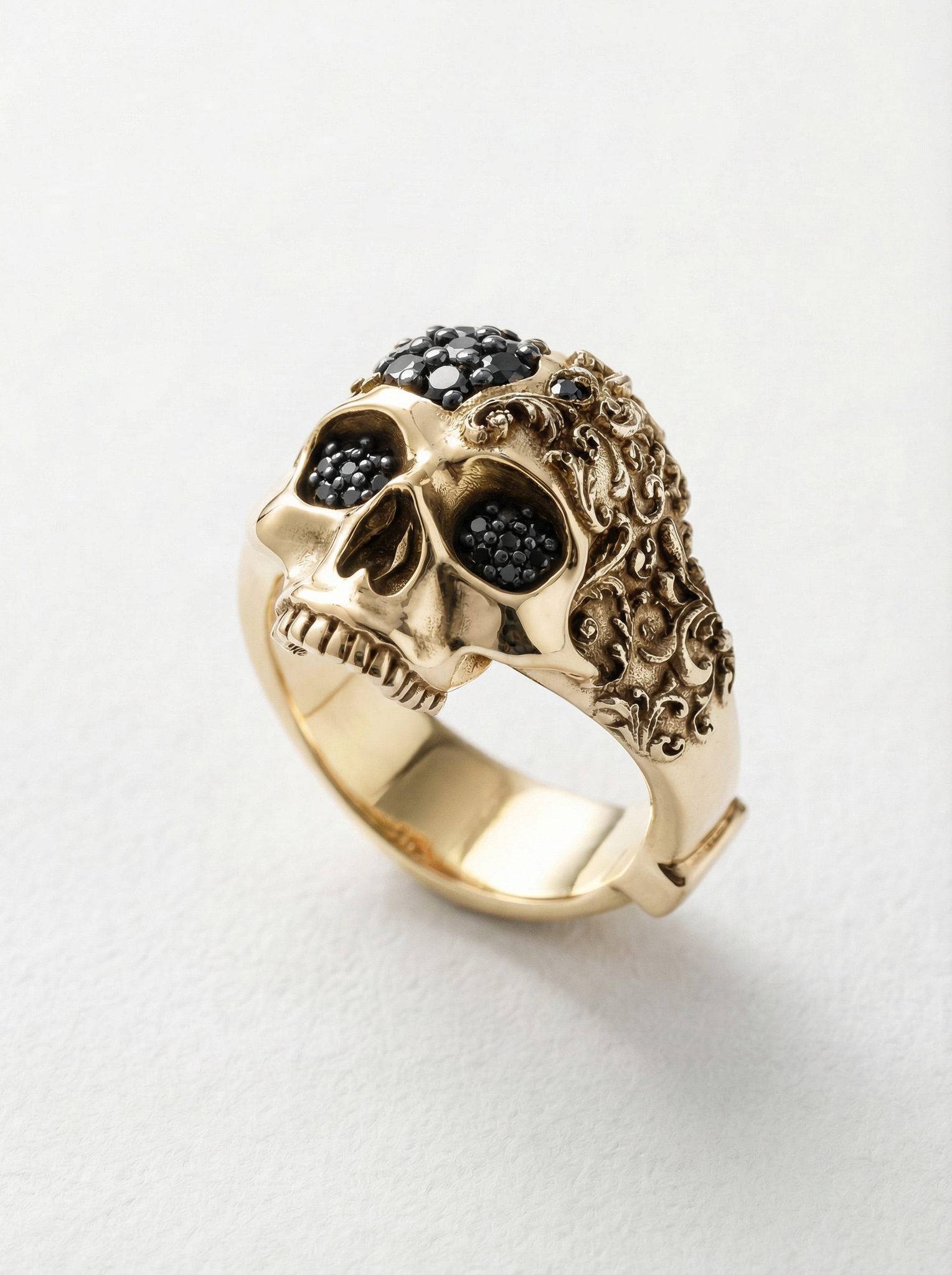 Anillo calavera filigrana barroca plata chapada oro y diamantes negros para hombre Roberto Axpe