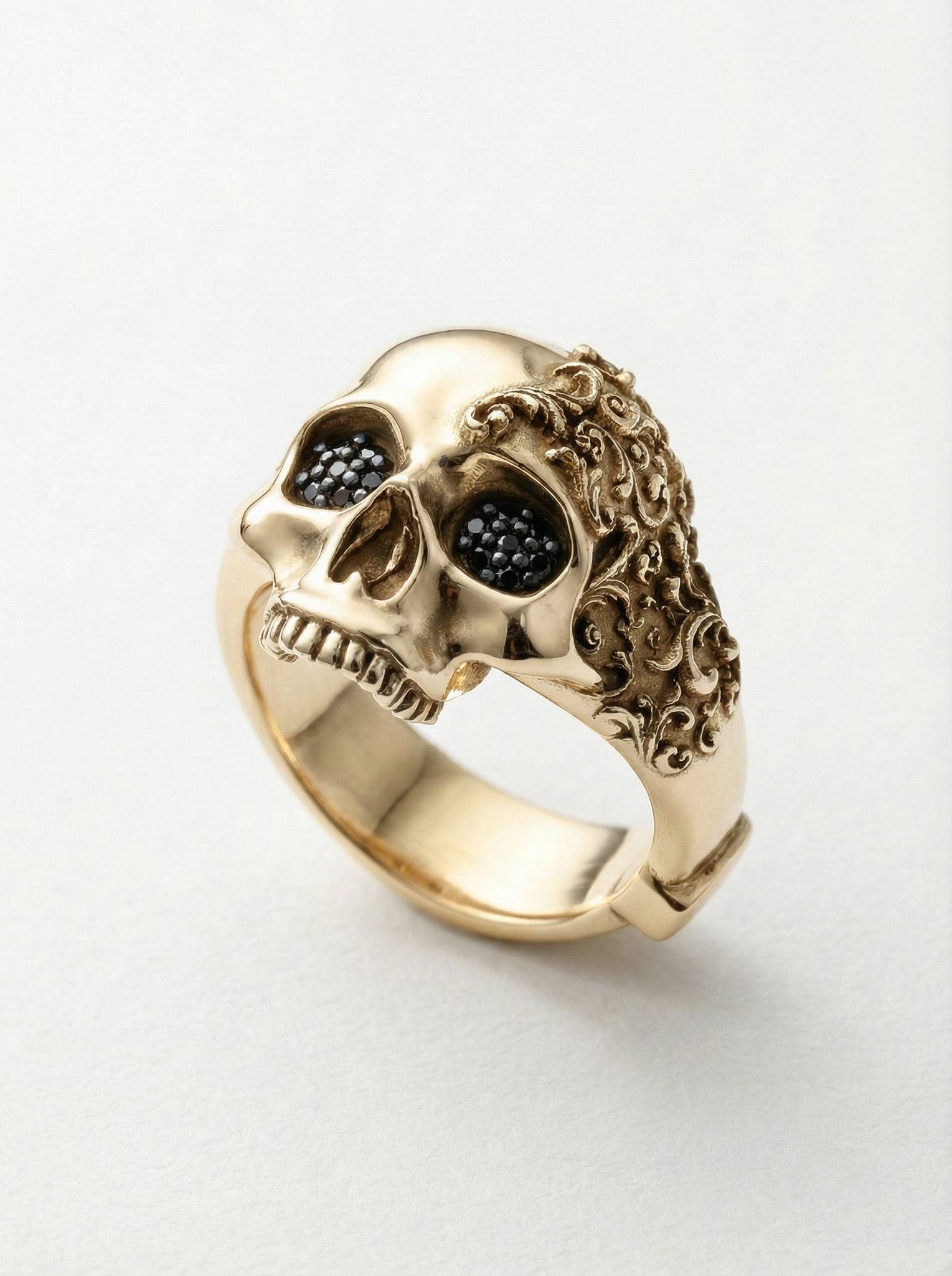 Anillo calavera filigrana barroca plata chapada oro y diamantes negros en los ojos para hombre Roberto Axpe
