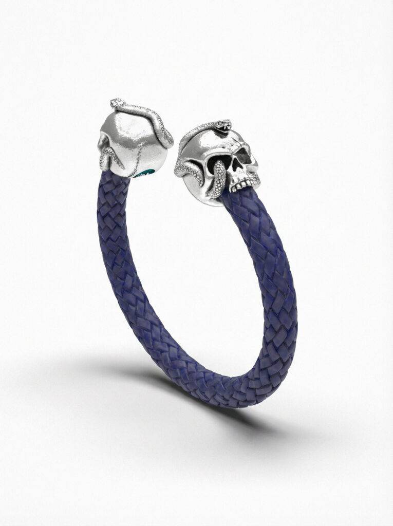 Pulsera calavera y serpiente de plata con piel azul vista perspectiva lateral