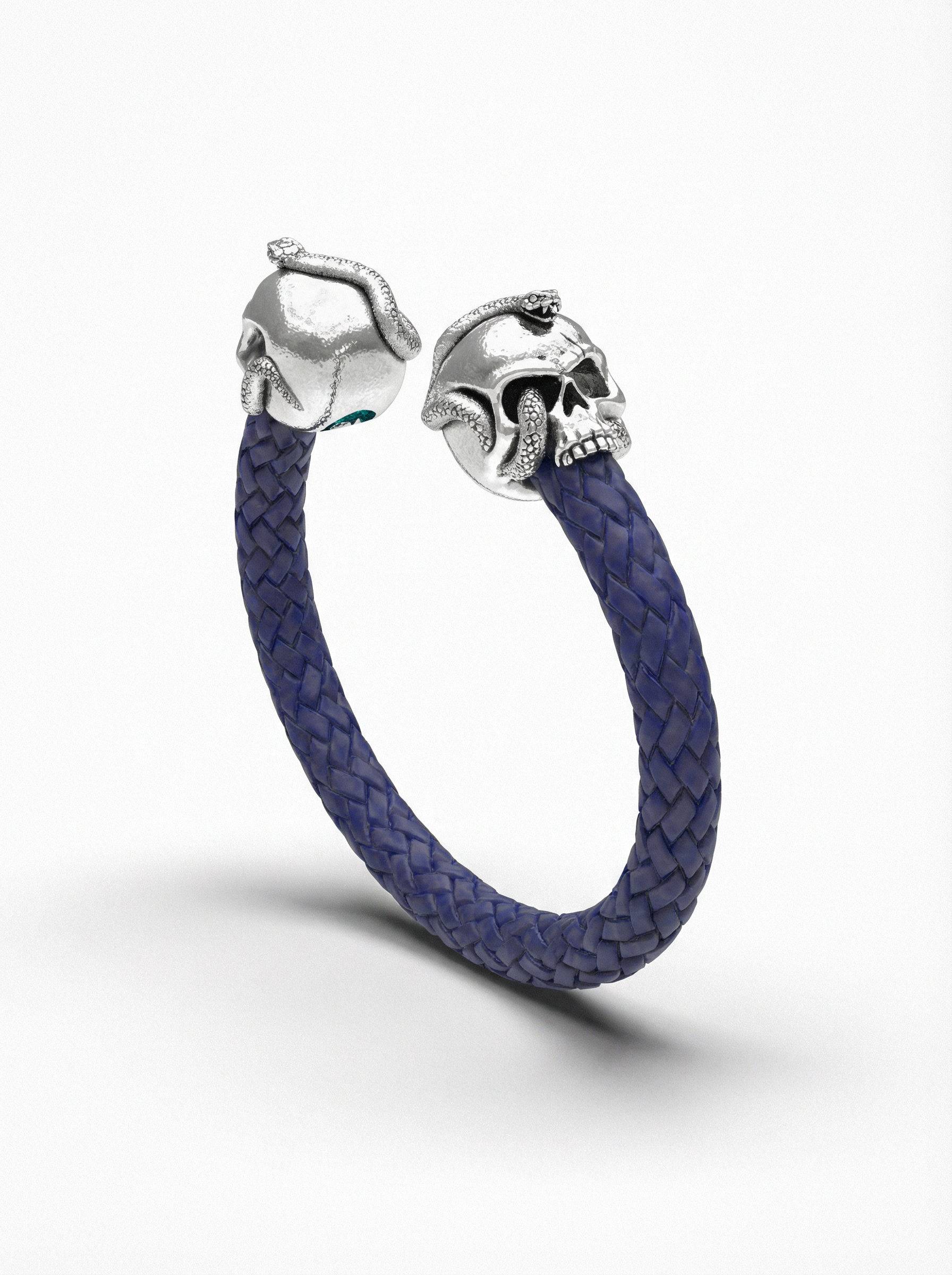 Pulsera calavera y serpiente de plata con piel azul vista perspectiva lateral
