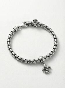 pulsera de plata, cadena y colgante flor de lis vista superior perspectiva