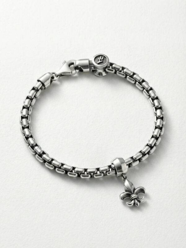 pulsera de plata, cadena y colgante flor de lis vista superior perspectiva