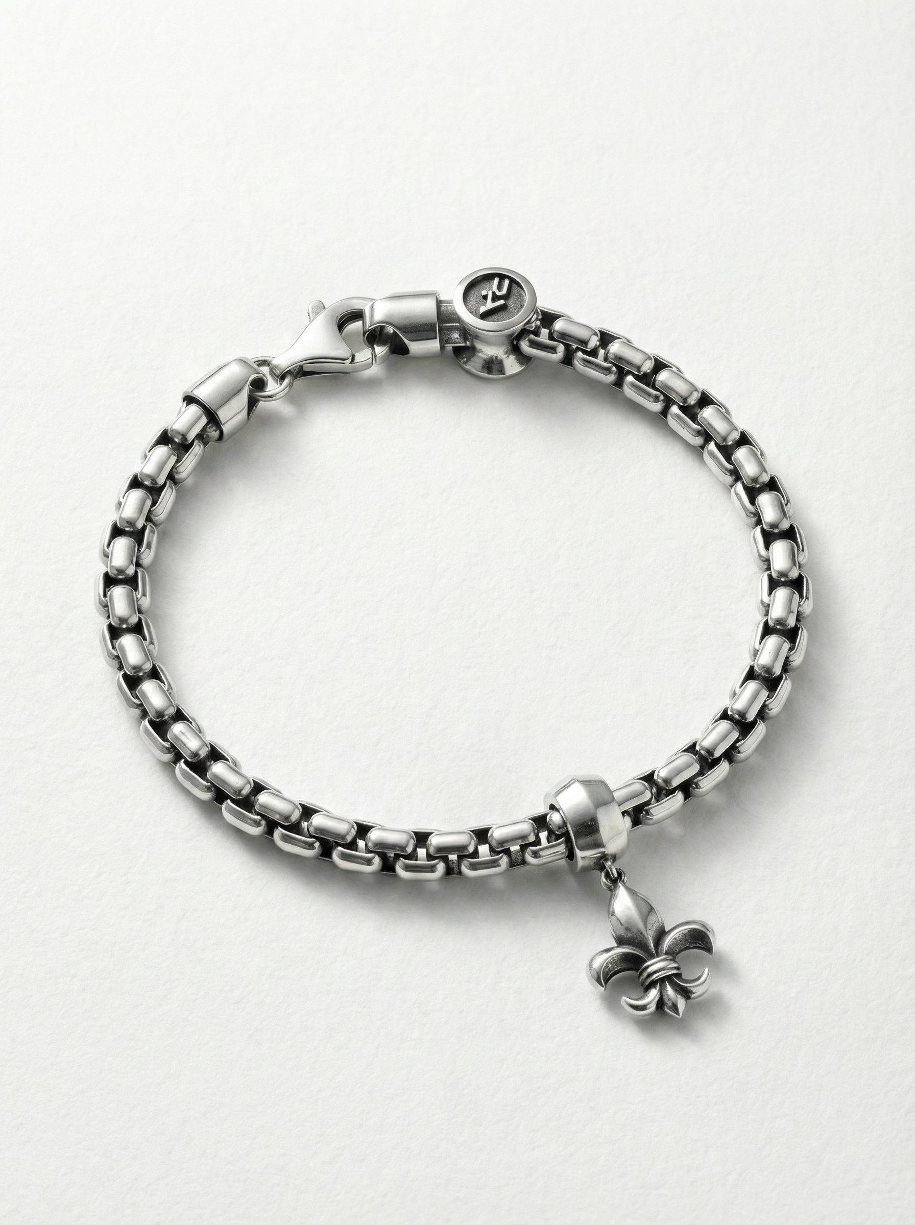 pulsera de plata, cadena y colgante flor de lis vista superior perspectiva