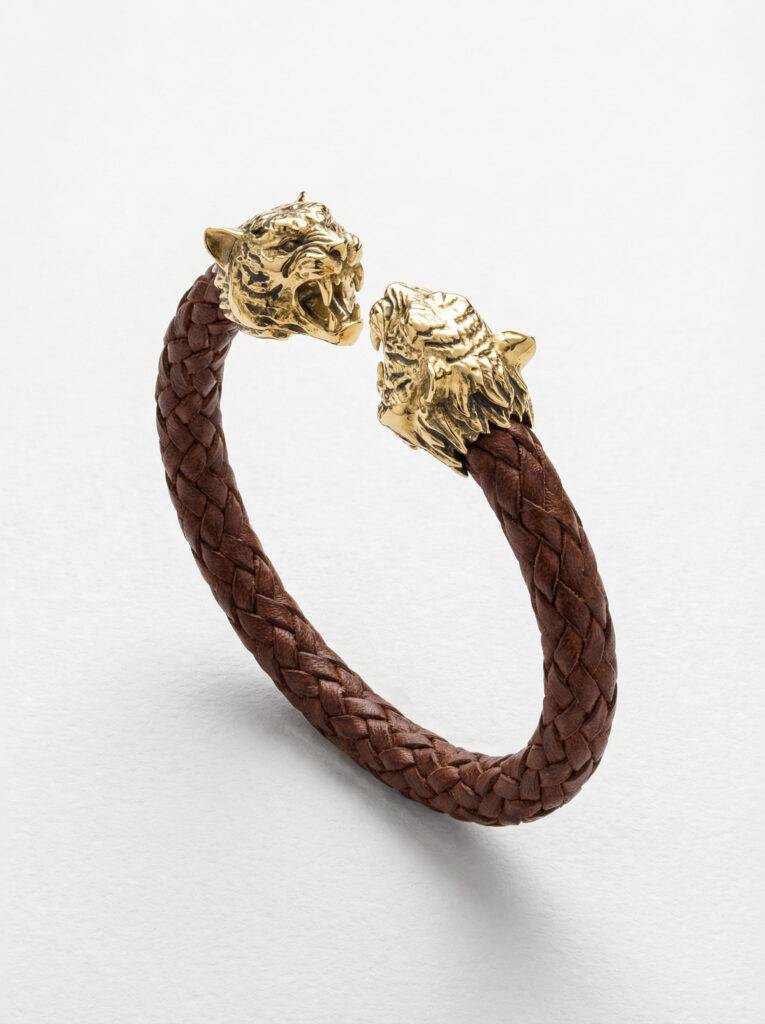 pulsera-piel-marron-plata-chapa-oro-vista-perspectiva-2