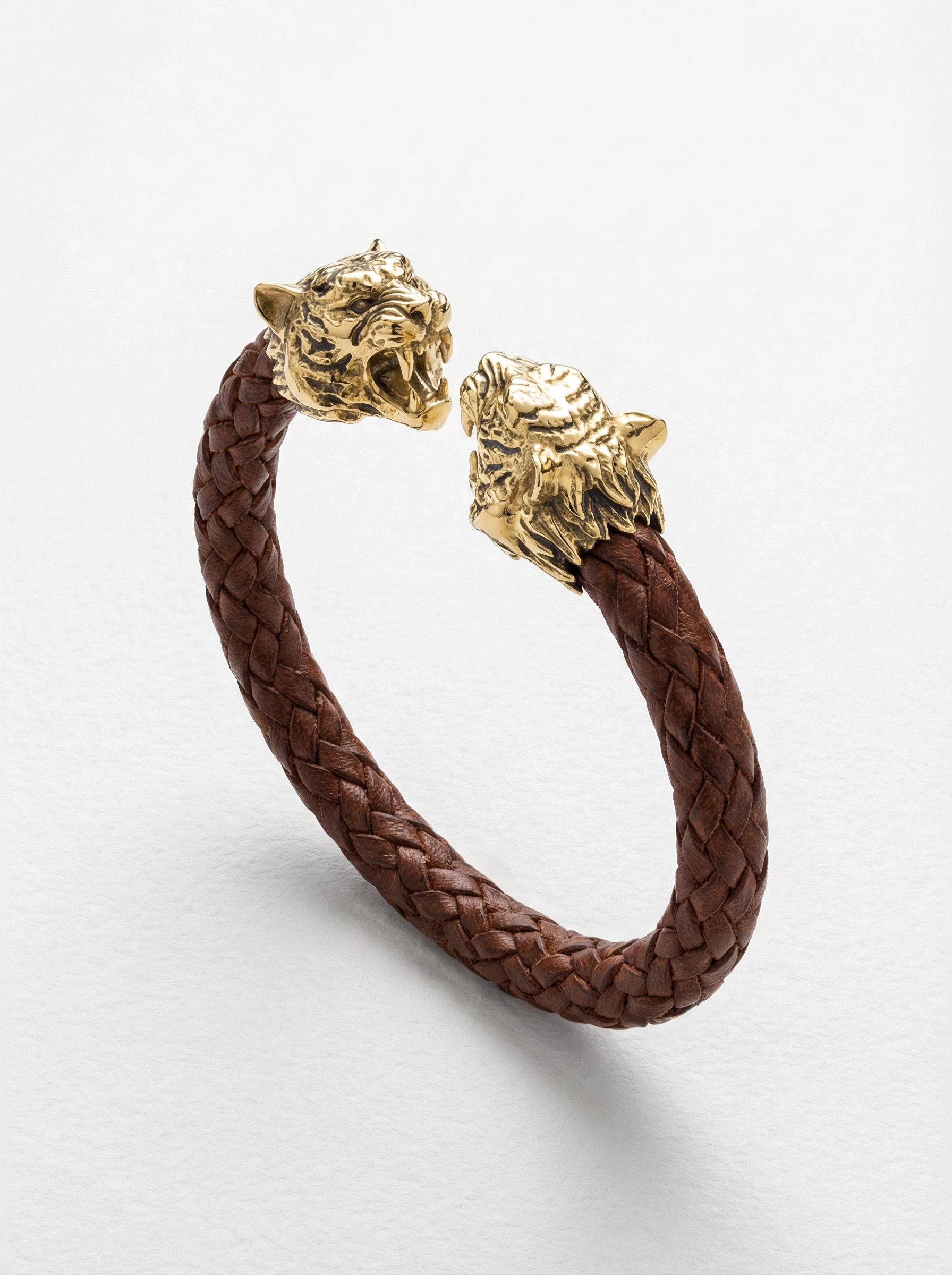 pulsera-piel-marron-plata-chapa-oro-vista-perspectiva-2