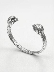 pulsera-rigida-calaveras-plata-vista-perspectiva