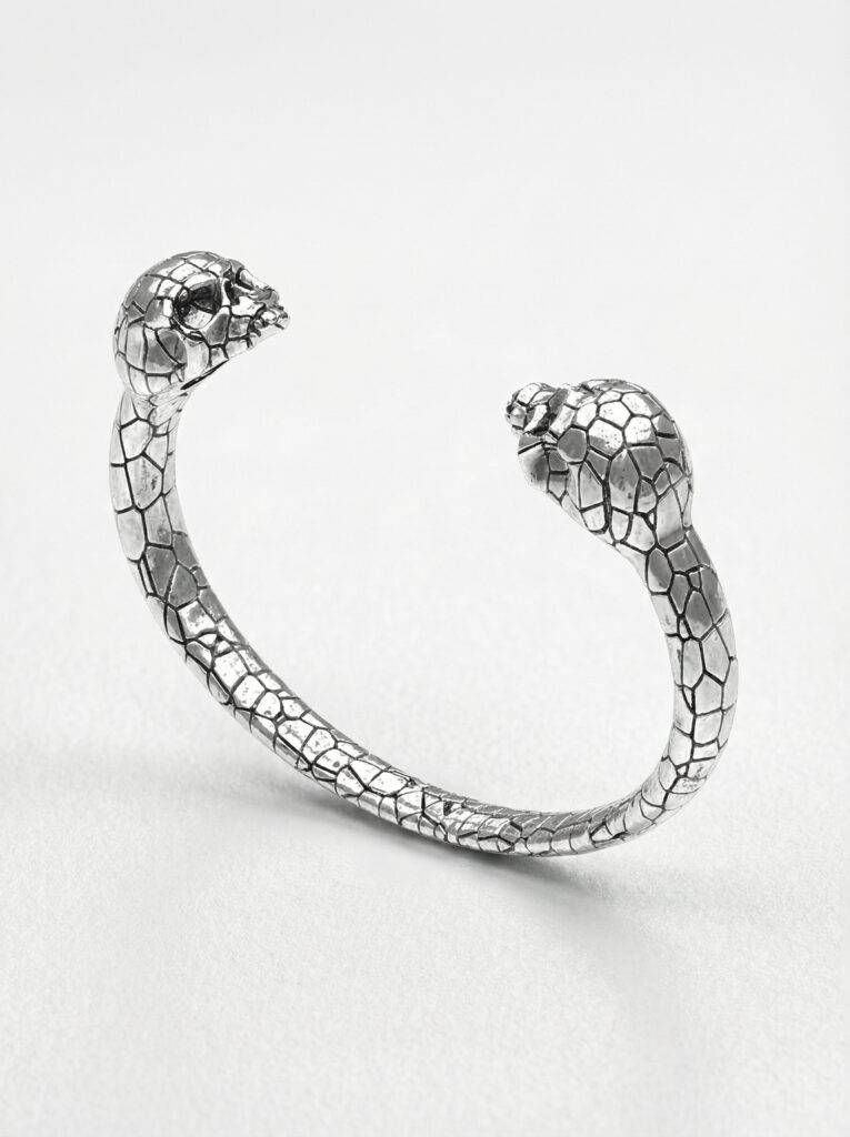 pulsera-rigida-calaveras-plata-vista-perspectiva