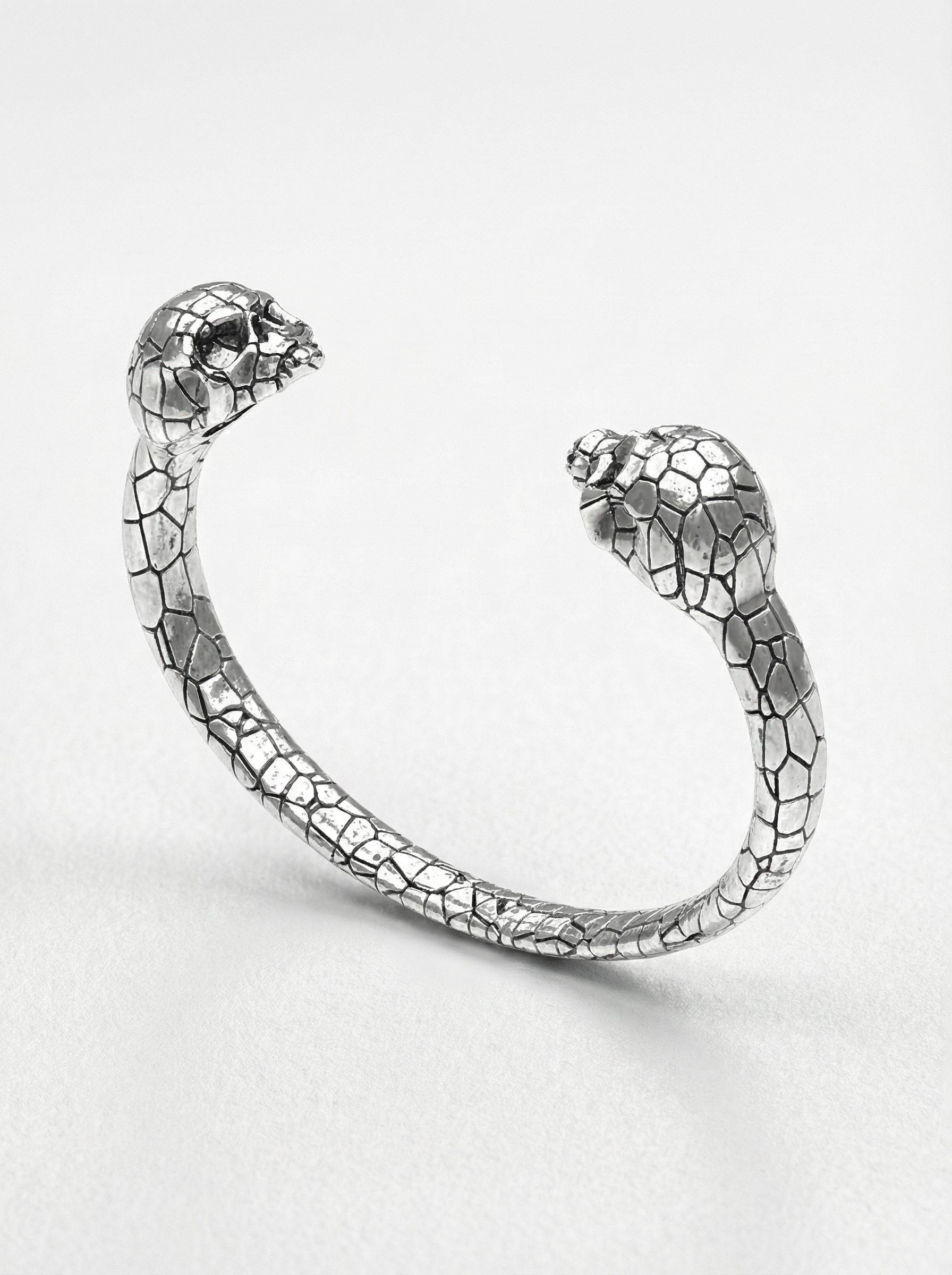 pulsera-rigida-calaveras-plata-vista-perspectiva