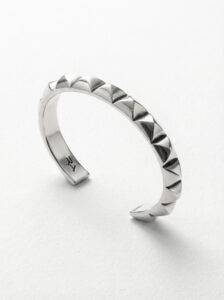 pulsera-rigida-pinchos-plata-vista-perspectiva-1