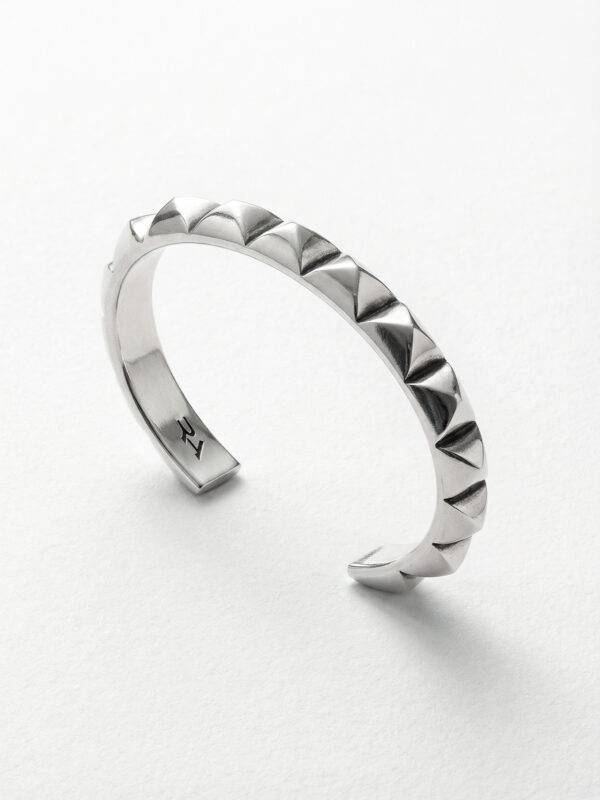 pulsera-rigida-pinchos-plata-vista-perspectiva-1