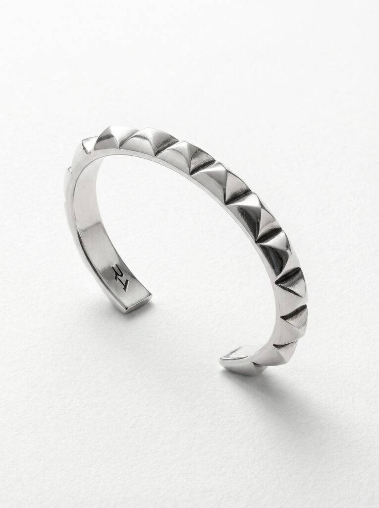 pulsera-rigida-pinchos-plata-vista-perspectiva-1