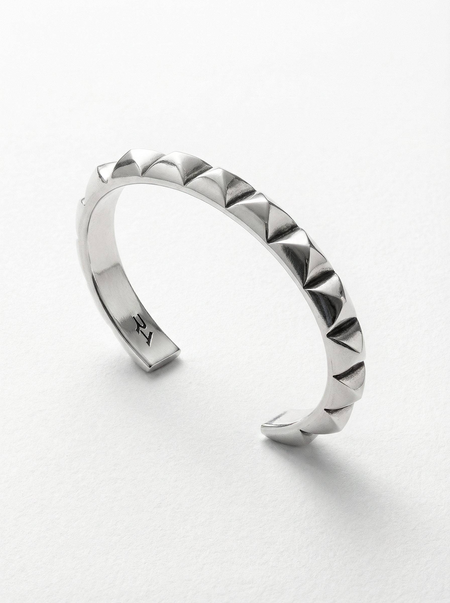 pulsera-rigida-pinchos-plata-vista-perspectiva-1