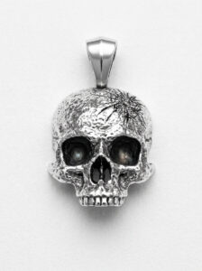 CALAVERA CON DISPARO INCRUSTADO