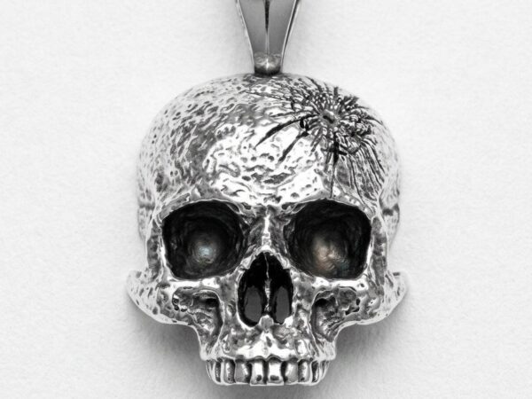 CALAVERA CON DISPARO INCRUSTADO