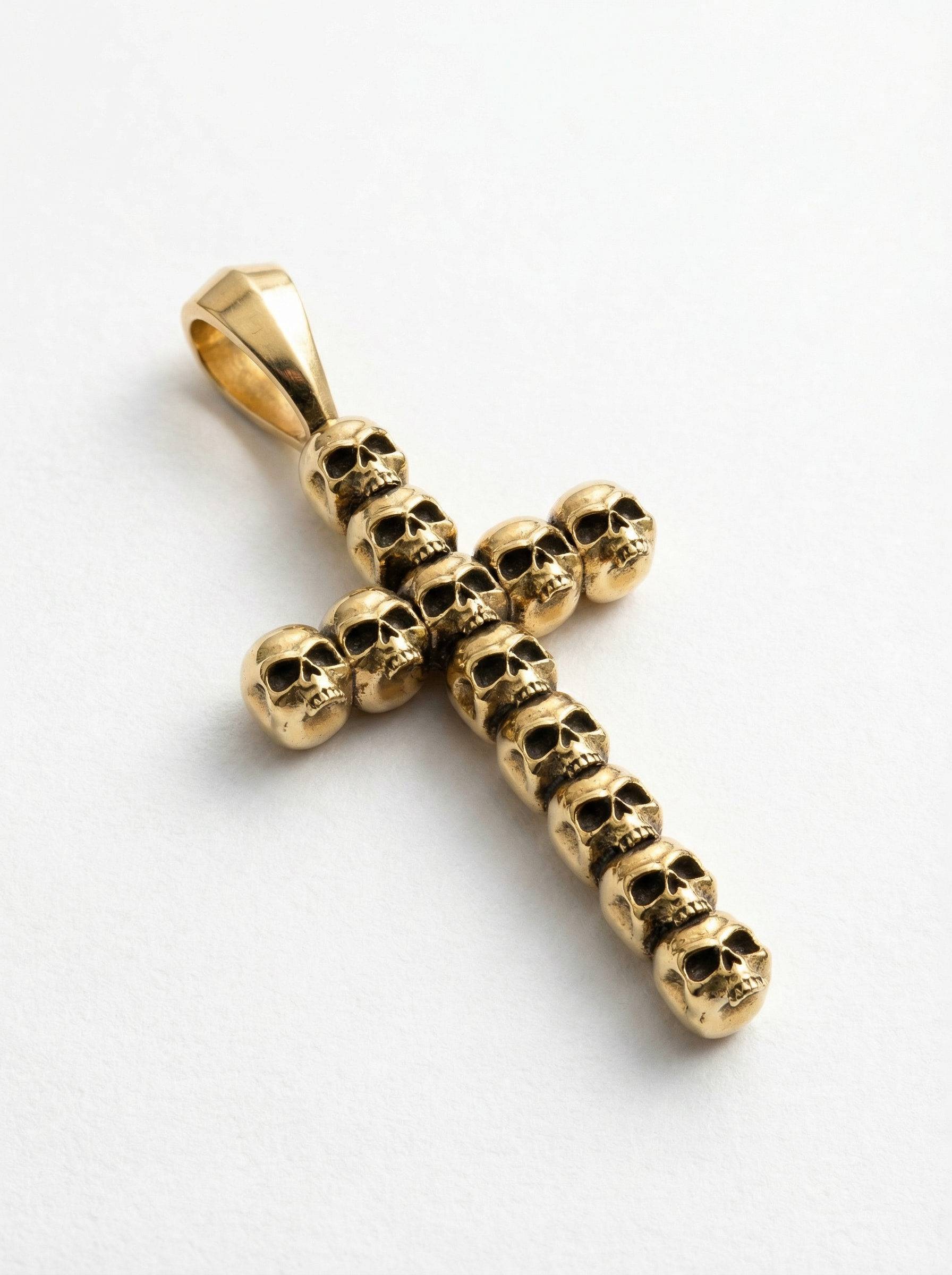 cruz de calaveras de plata chapada en oro de 18k-pequeña- vista perspectiva