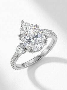 Anillo oro blanco 18k con diamante forma pera y diamantes laterales- vista perspectiva