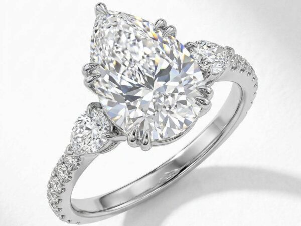 Anillo oro blanco 18k con diamante forma pera y diamantes laterales- vista perspectiva
