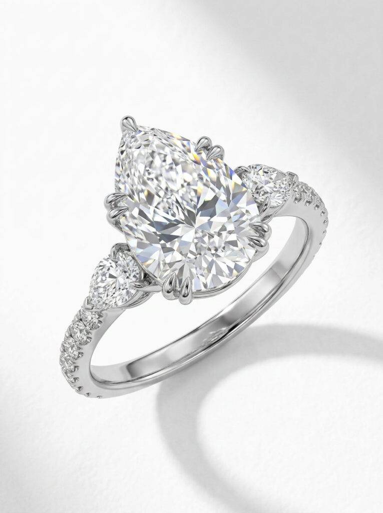 Anillo oro blanco 18k con diamante forma pera y diamantes laterales- vista perspectiva