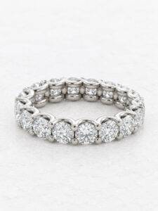 Alianza de diamantes y oro blanco 18k