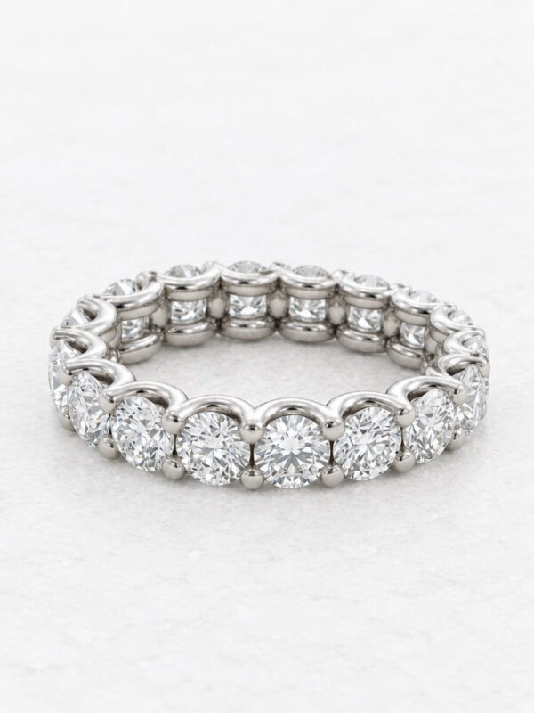 Alianza de diamantes y oro blanco 18k
