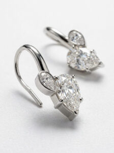 pendientes oro blanco con gancho y diamantes pera vista perspectiva