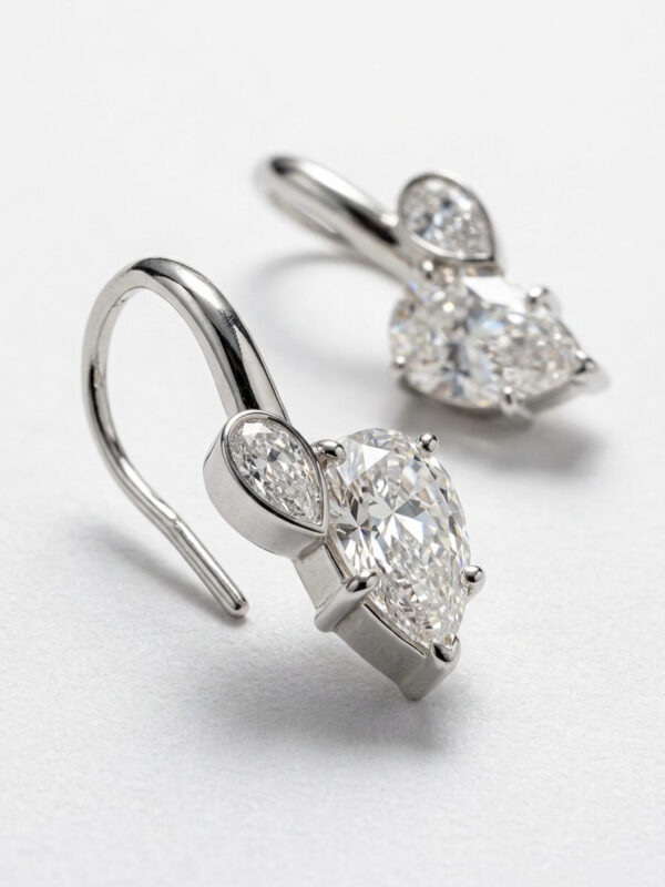 pendientes oro blanco con gancho y diamantes pera vista perspectiva