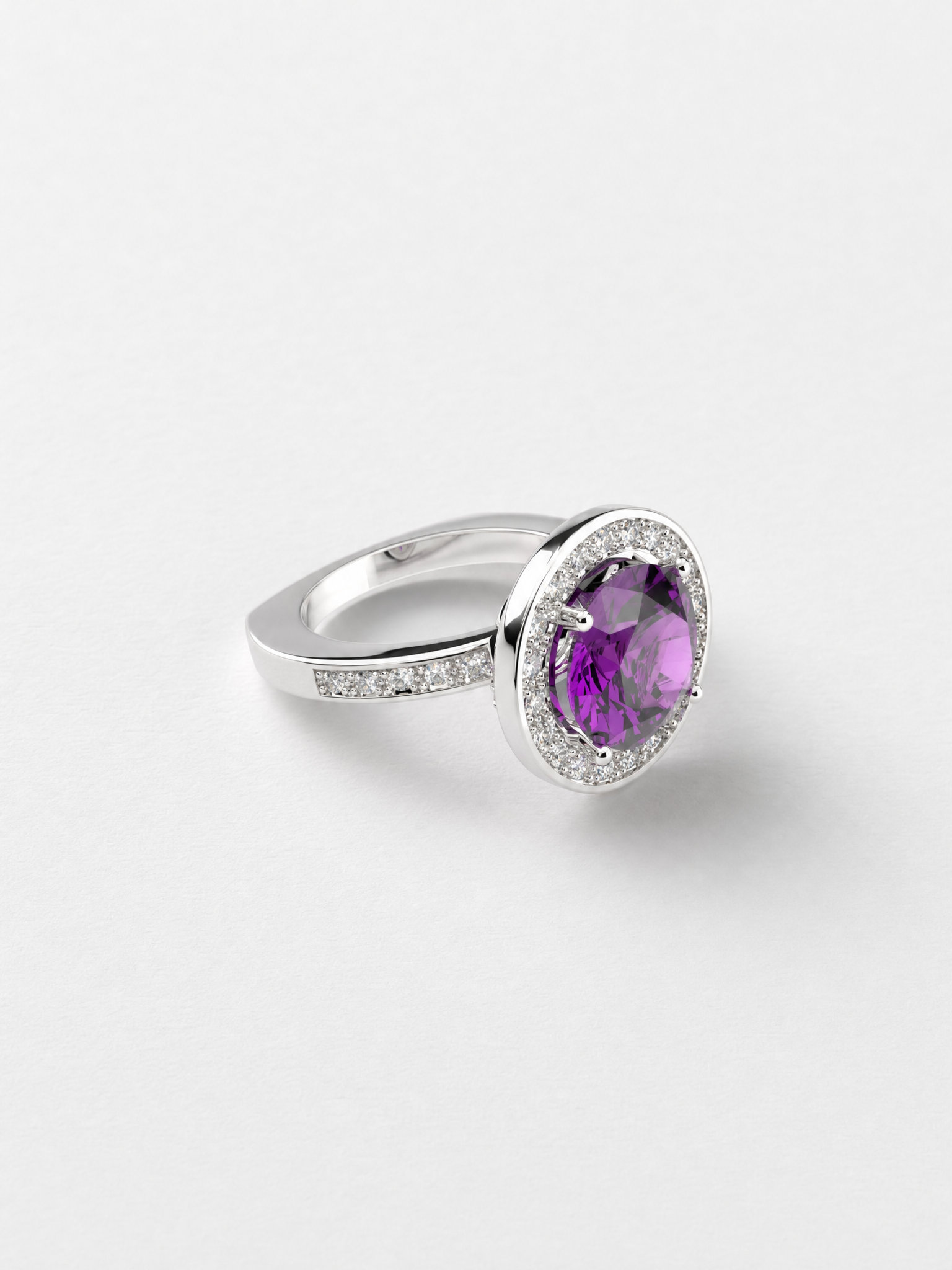 Anillo de oro blanco 18k con gema y diamantes naturales