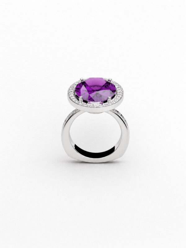 Anillo de oro blanco 18k con gema oval y diamantes naturales
